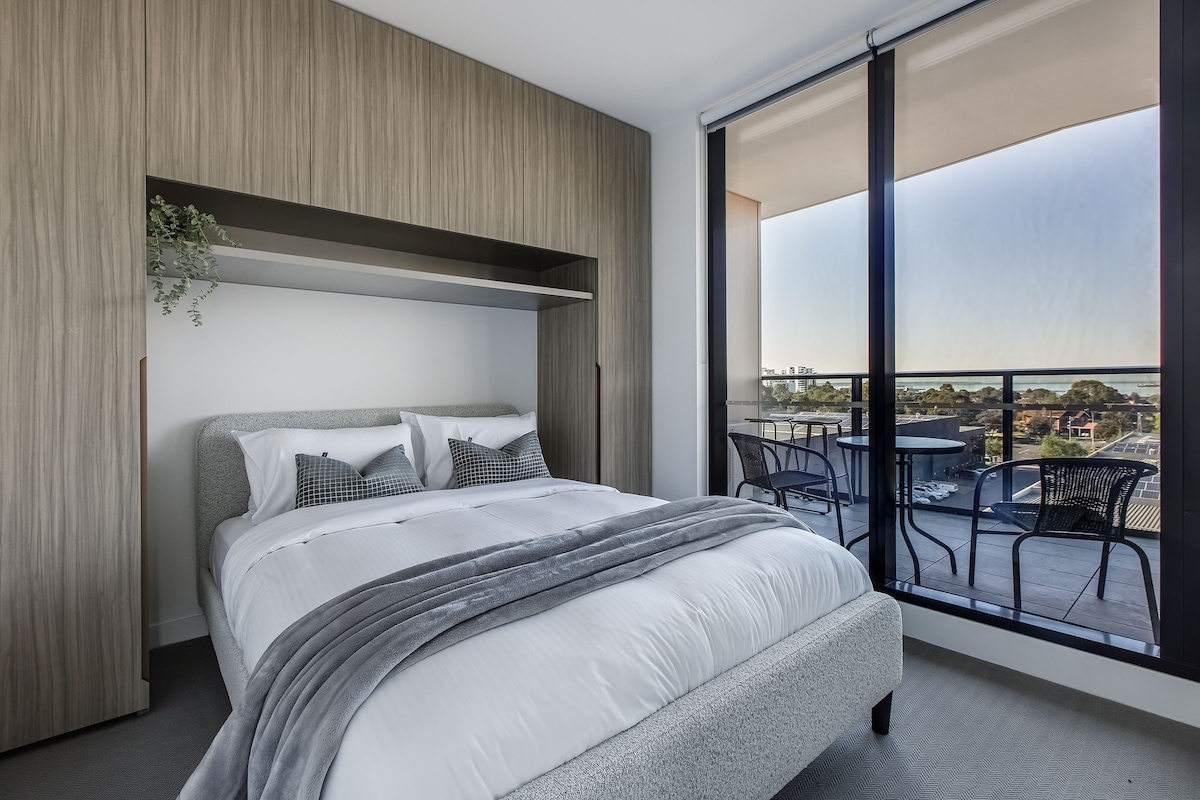 Във втората спалня има изглед от двойното легло с изглед към балкона и към залива.
