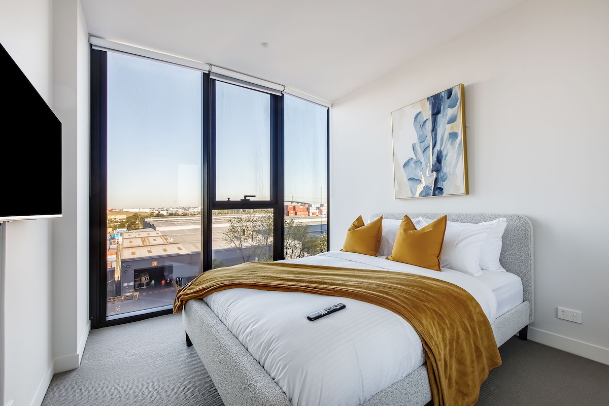 Третата спалня включва двойно легло и огледални вградени помещения, които отразяват зашеметяващите гледки. 
