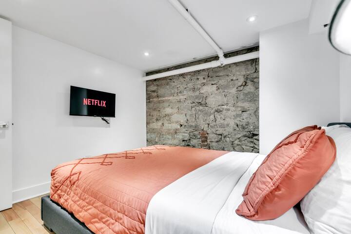 cozy 2bdr in the heart of old montreal gallery image 4