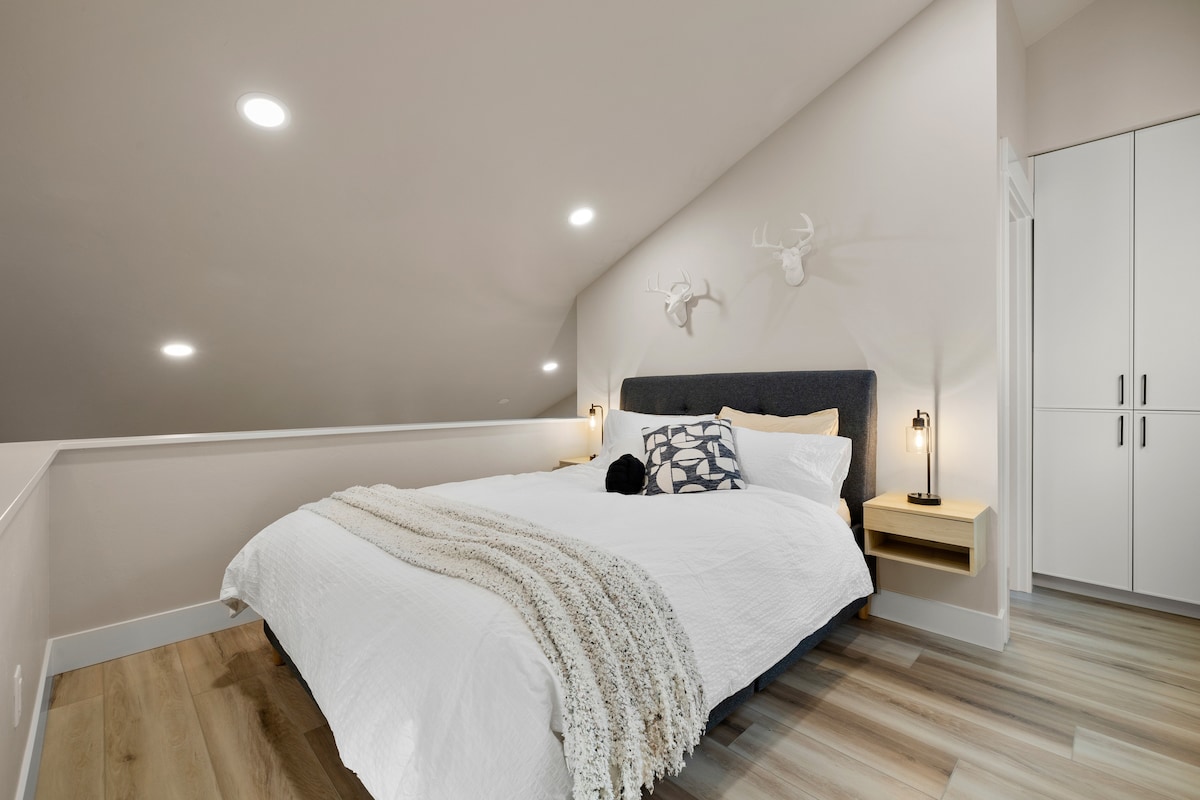 מיטת קווין בלופט. מטען USB ו - USC זמין משני צידי המיטה.