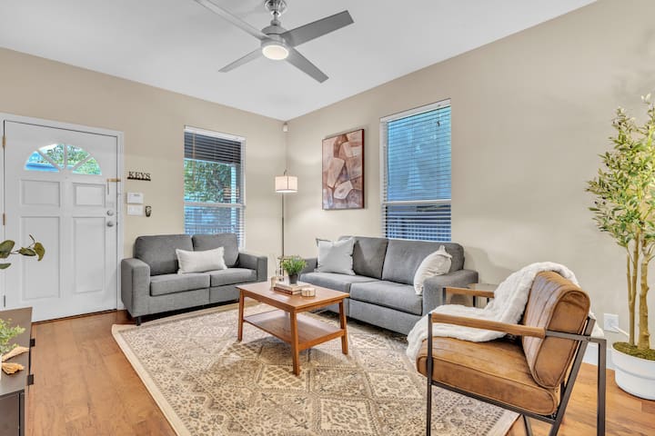 Cozy 3BR Near DT w/ Free Parking & Lake Access