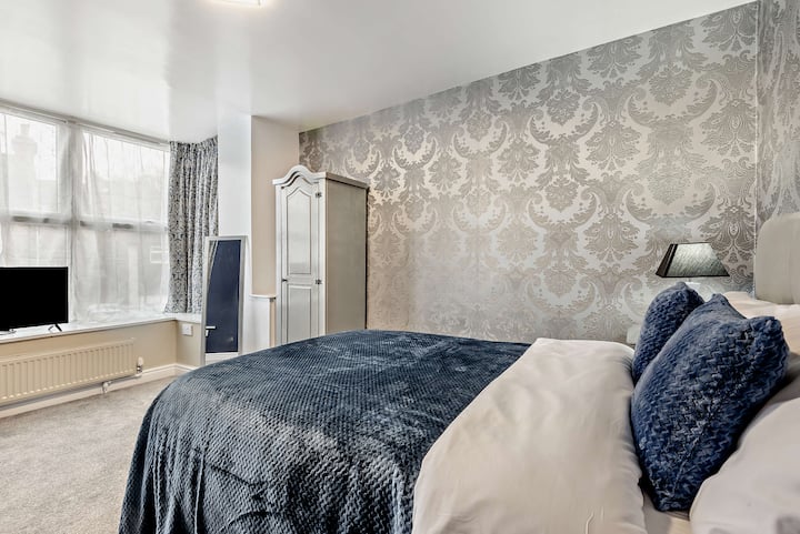 Silver Damask Room – елегантен простор на првиот кат со двоен кревет, паметен телевизор и простор на биро исполнет со светлина — совршен за подолги престои или работни места за одмор.