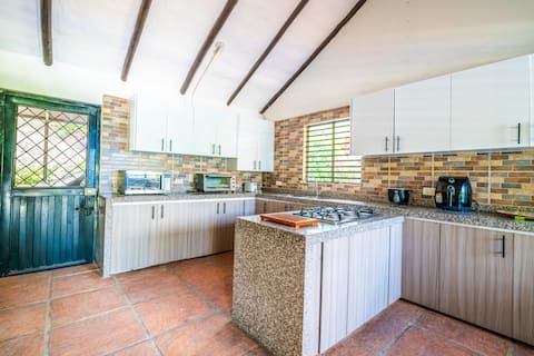 Popular Airbnb listing: Casa Matiz | Amazing Views near to Anapoima in Apulo