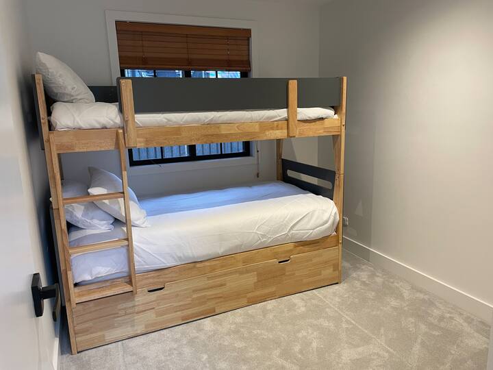 Dormitorio con literas, cama nido y armario