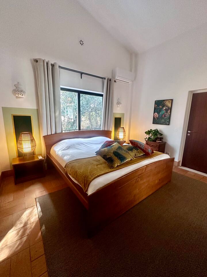 Стая „Папагал“ 2 в апартамент „Папагал“. Това е средата на двете спални. Директен достъп до банята и трапезарията. AC. Красива гледка към маслиновите дървета, агавите и съседните ниви. Просторен гардероб с рафтове и закачалки. 