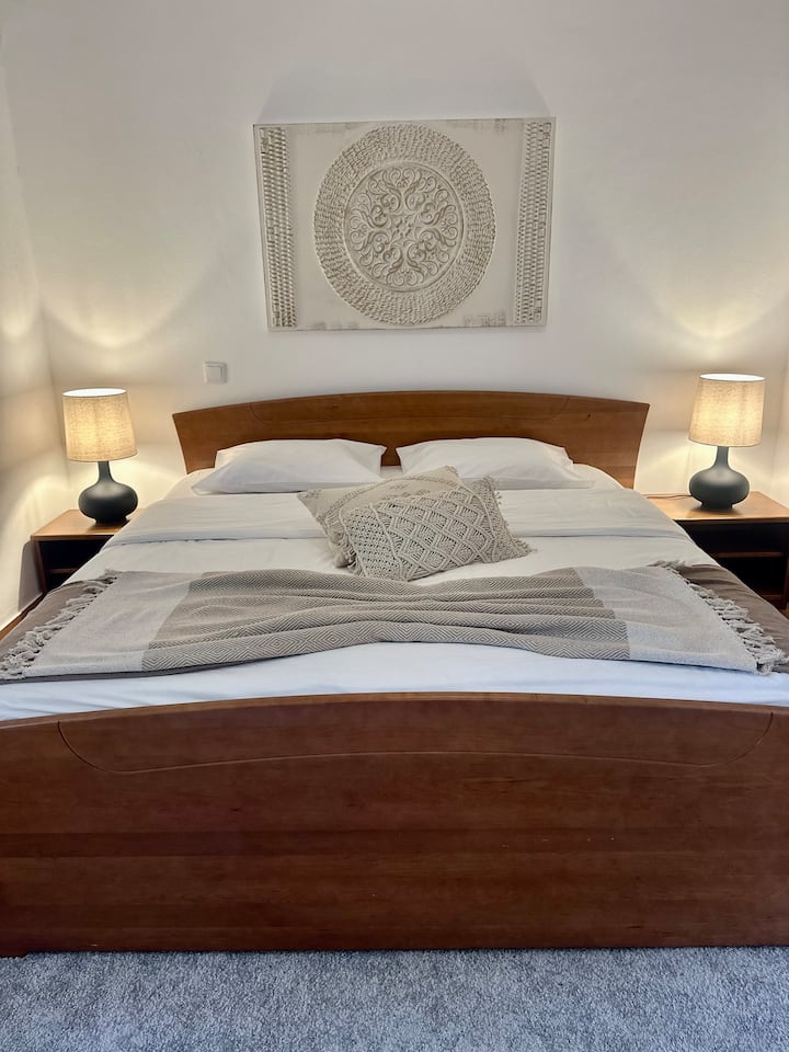 Памучна стая. Прекрасна и спокойна стая. Изглед към бугенвилиите във вътрешната външна зона, супер уютно!! Просторни гардероби с рафтове и закачалки. Комод. Климатик. Светлоустойчиви завеси и щори. Ще спите като ангел!