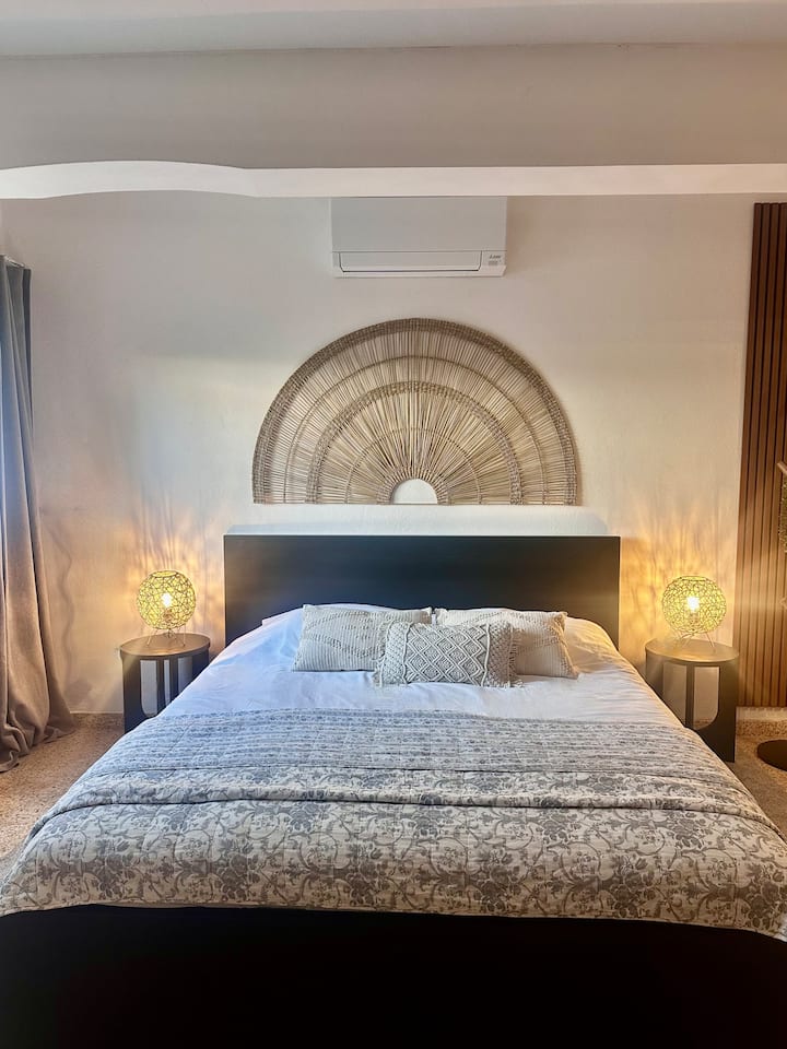 Младежка стая. Голяма спалня с възможност за голяма детска „стая за игра“. Диванът лесно се превръща в разтегателен диван. Тази стая е и чудесна семейна стая. Телевизор, настолни игри и можете да наемете PS5. Климатик. Просторен гардероб. Светлоустойчиви завеси и покривала. 