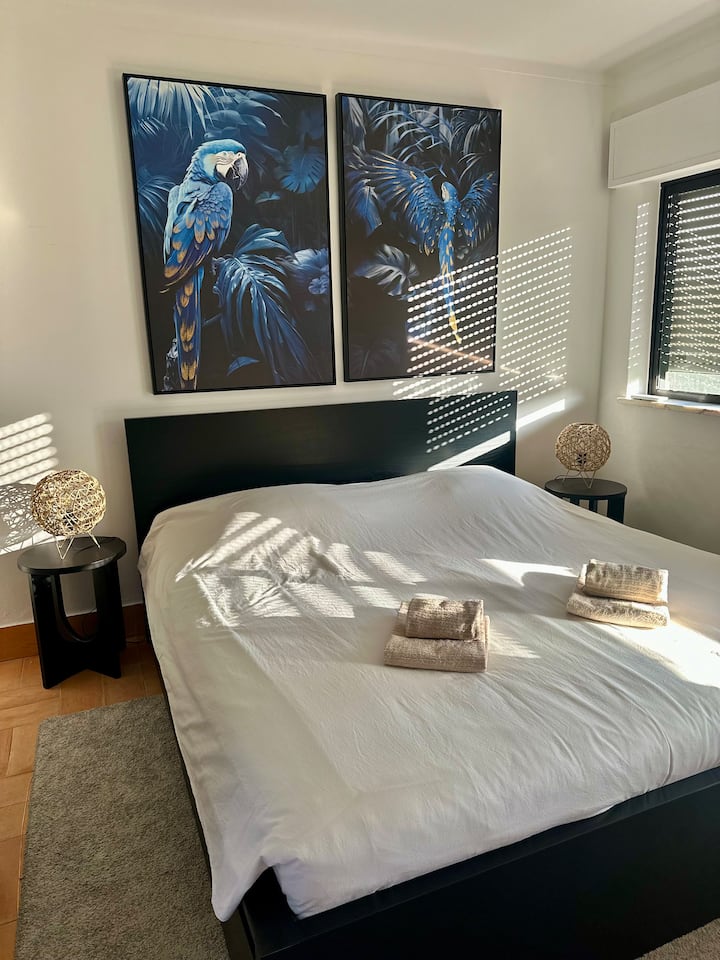 Градинската стая. Прекрасна спалня с луксозно усещане! Климатик, светлоустойчиви решетки, USB зарядно устройство, просторен гардероб, закачалки. 