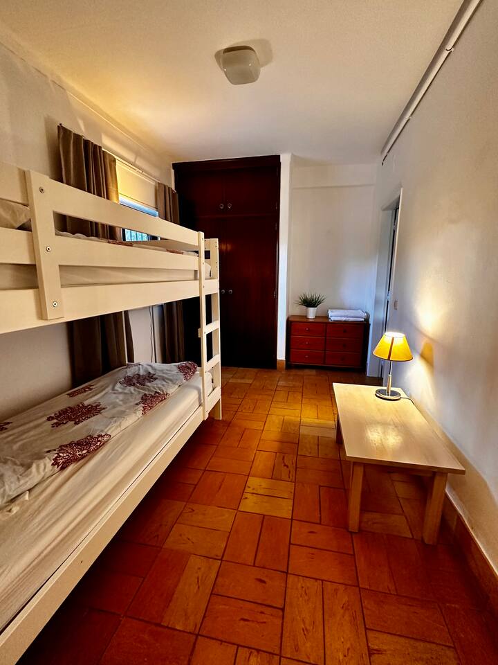 Стая с двуетажно легло. Свързана директно с банята и младежката стая (между тези стаи). Климатик и светоустойчиви завеси. Съхранение с закачалки. 