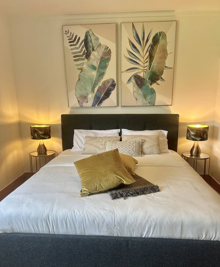 Тропическа стая. Голяма спалня! Добро място за съхранение с гардероб с закачалки и рафтове. Климатик. Светлоустойчиви завеси. Прекрасно високо легло. Ще спите като принцеса! Изглед към градината и олеандър.