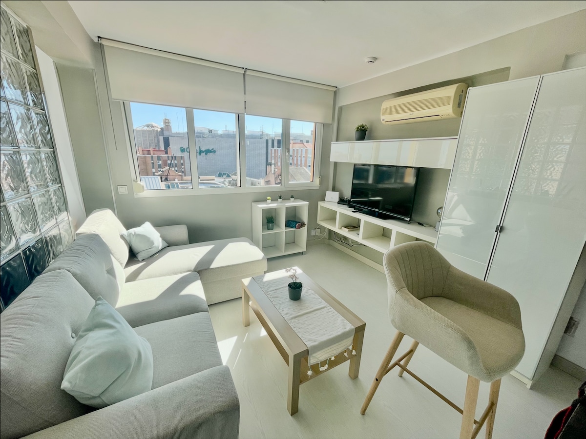 Top Airbnb: Bright & Modern Penthouse – Walk to City Center à Perchel Norte