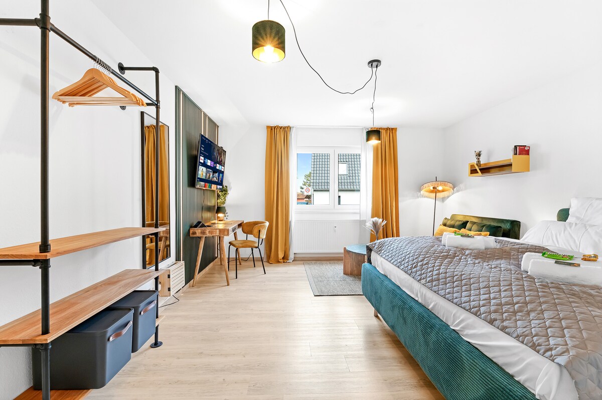 Првата спална соба: тука имате доволно простор за спиење, опуштање и работа.