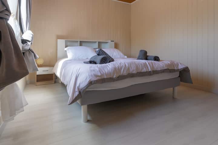 Dhomë private blu, me qepen, ekran, perde, perde të errëta, gardërobë, gardërobë, çelësa për privatësinë tënde.