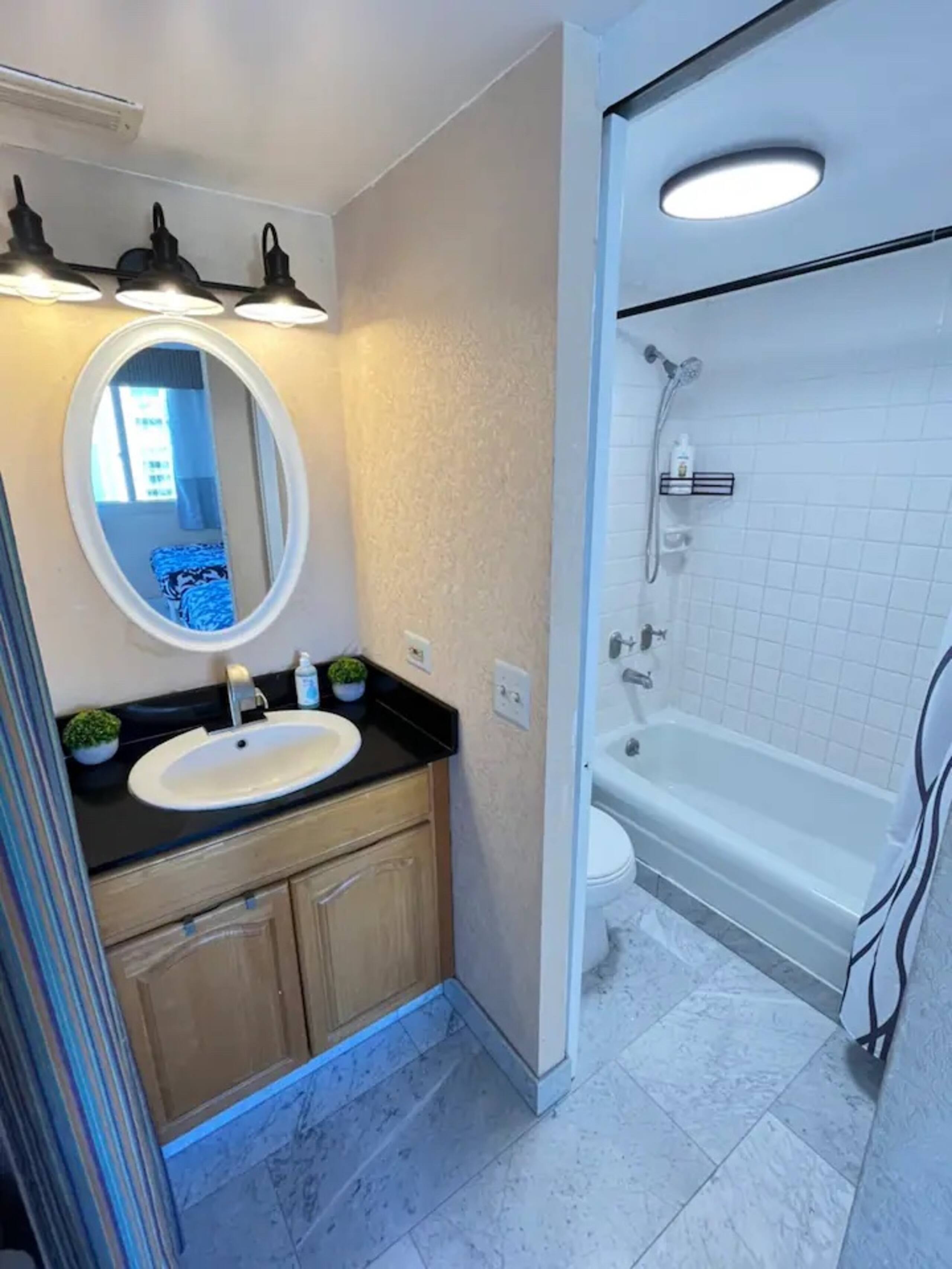 Condo in Honolulu · ★4.0 · 1 bedroom · 2 beds · 1 bath - Image 21