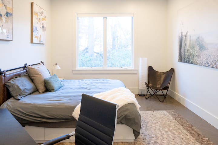 Dormitorio tamaño king en la planta baja
