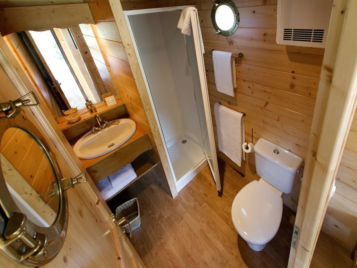 Annonce Airbnb populaire: Roulotte Sainte-Anne: cozy, pool and spa à Eure