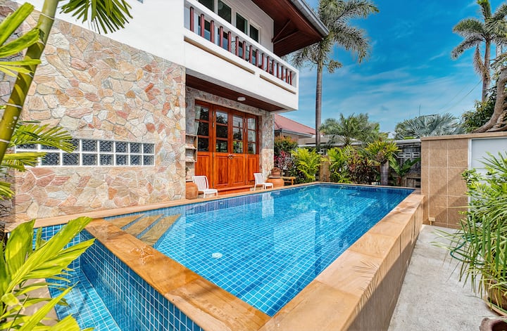 4 Bedroom with private Pool near Beach Ferrari