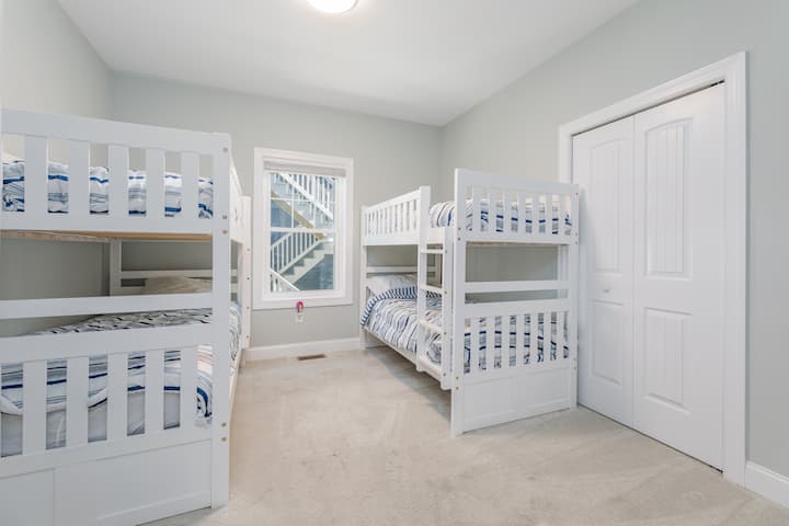 Ორსართულიანი საწოლი ოთახი! ბუნკერების 2 კომპლექტი, 4 ტყუპი. Ამ ნომერში შესაძლებელია 4 ადამიანის დაძინება.