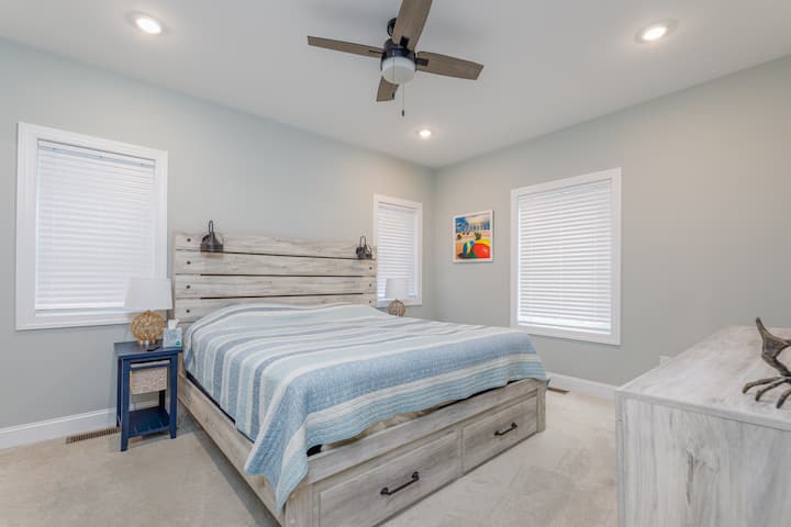 Მთავარი საძინებელი 193 × 203 სმ ზომის საწოლით