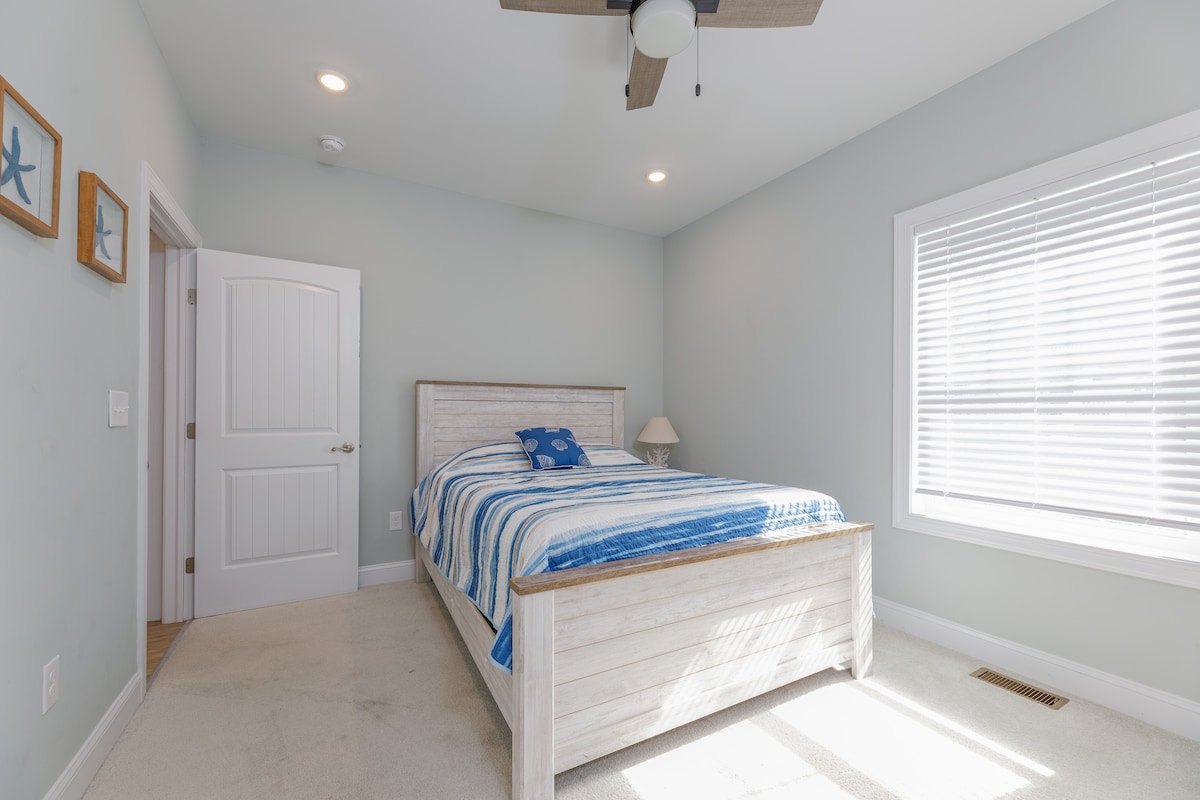 Dhoma e dytë e gjumit me krevatin dopio "queen"