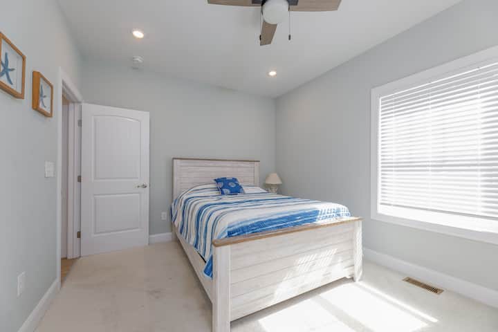 მე-2 საძინებელი 152 × 203 სმ ზომის საწოლით