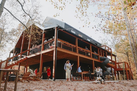 Lakefront Lodge: Pool, Pickleball Courts, &Hot Tub