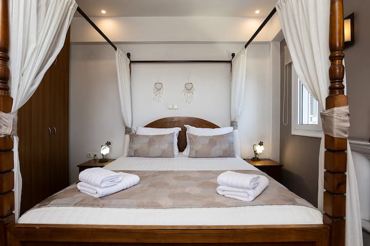 Ghorofa ya 2
Chumba kikuu cha kulala chenye kitanda cha watu wawili, bafu la kujitegemea na ufikiaji wa mtaro wa kujitegemea ulio na beseni la maji moto la jacuzzi na mwonekano wa bahari.