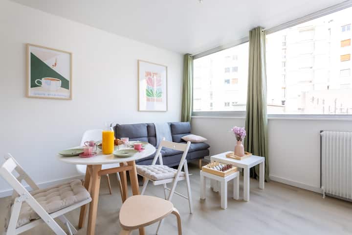 Vychutnajte si jedálenský stôl pri jedle pre štyroch alebo sa podeľte o chvíľku spolupáchateľnosti v priestore na posedenie. K dispozícii vám sú spoločenské hry. 