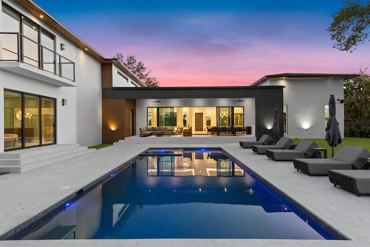Sophisticated 9BR Villa Ruby