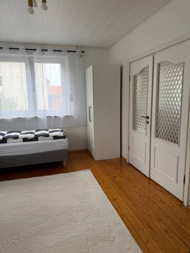 เตียงเดี่ยวพร้อมตู้เสื้อผ้า