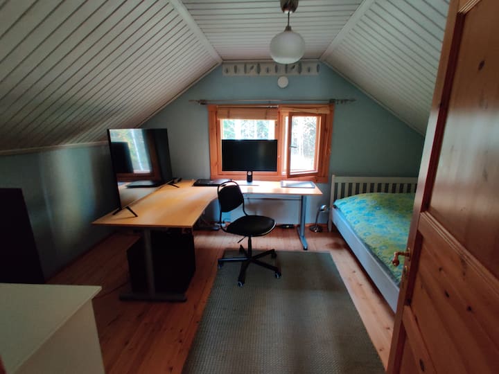 تحتوي غرفة النوم في الطابق العلوي على مكتب وتلفزيون.