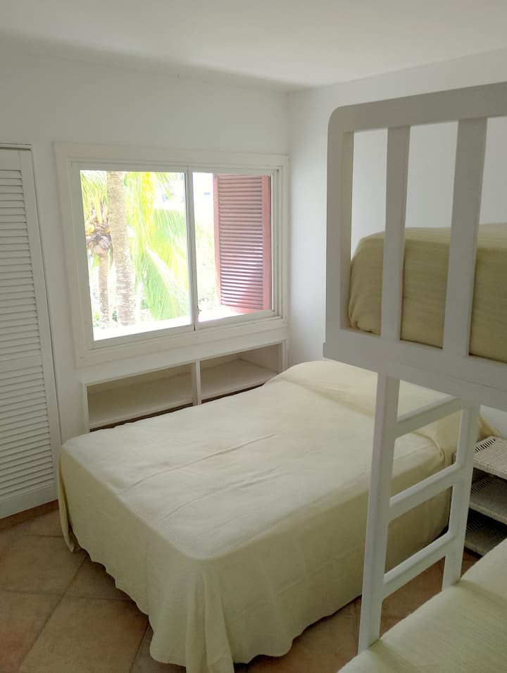 cama doble en dormitorio 2