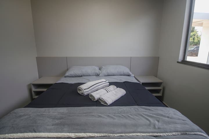 Სუპერ კომფორტული საწოლით, 2 რბილი ბალიშითა და 2 დამატებითი ბალიშით.