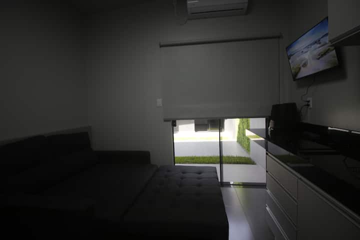 Ნომერი კომფორტული გასაშლელი დივნით,რომელიც იტევს მაქსიმუმ 2 ადამიანს. Ნახევრად სიმაღლის ფარდა, რომ დაინახოთ, რა კონფიდენციალურობა გექნებათ ამ ოთახში.