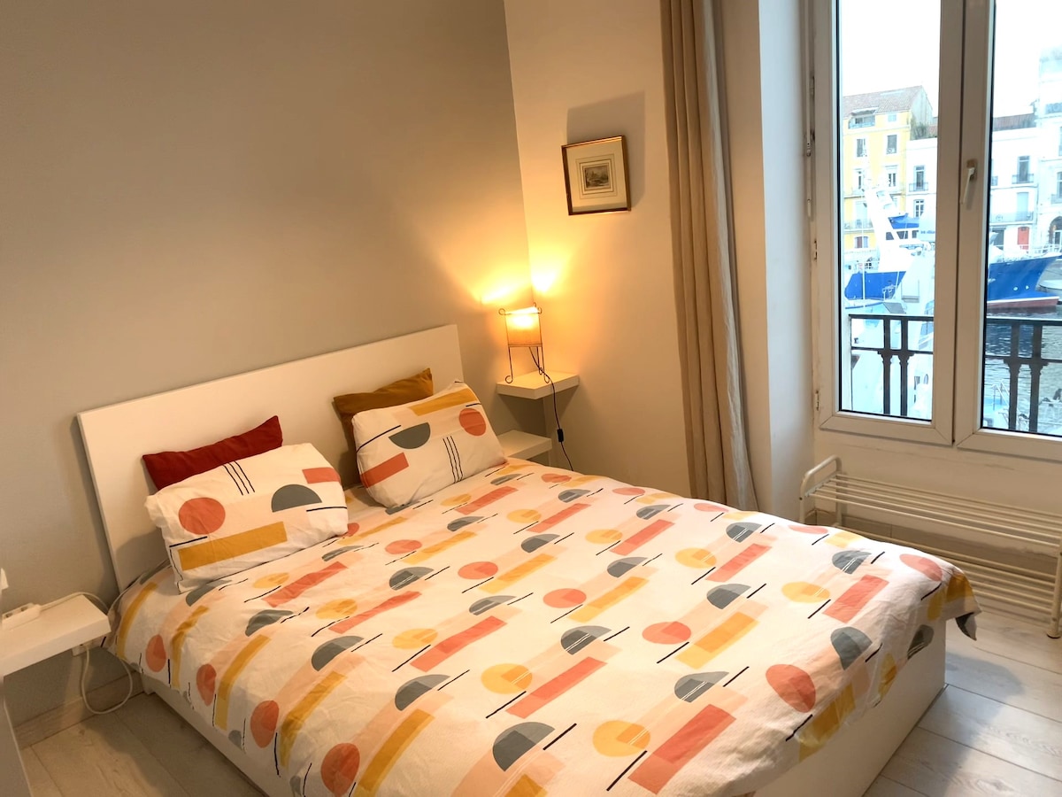 Соба со поглед кон Кралскиот канал и туш во непосредна близина 