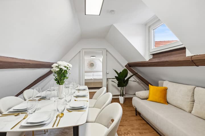 غرفة معيشة وطعام واسعة مع سرير أريكة. تلفزيون NETFLIX متاح.