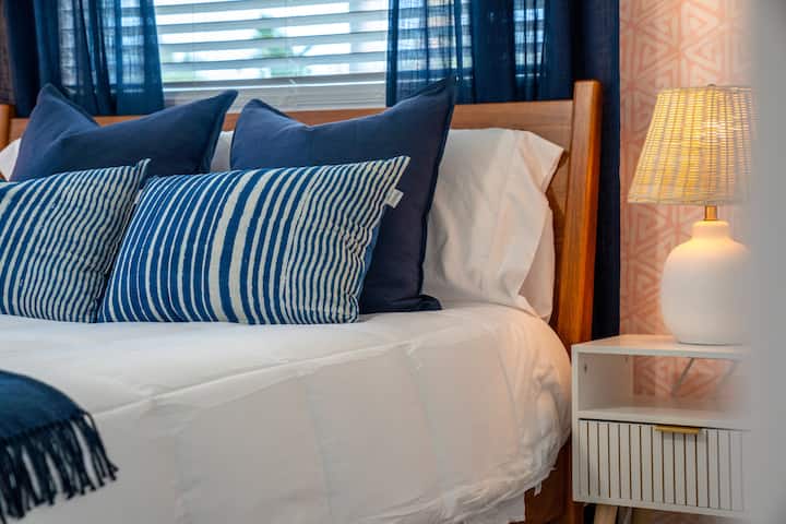 Guest room with queen size bed