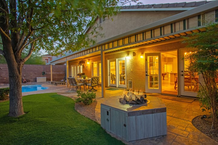 4BR Home w/Heatable Pool, Poker & Billiard Room!