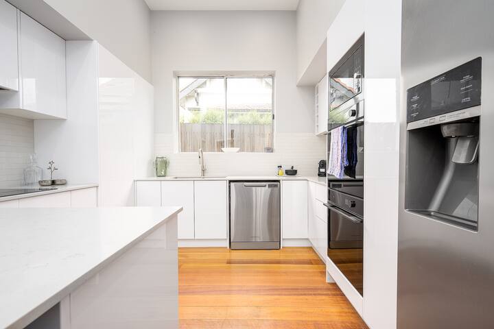 Luxurious house near flemington racecourse gallery image 3