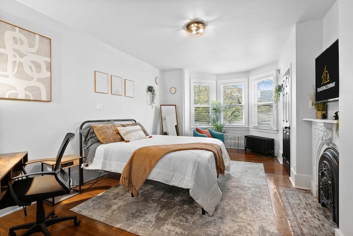 Dobre osvetlená spálňa má pohodlnú menšiu manželskú posteľ, ktorá je stredobodom jasného prirodzeného svetla. Malý pracovný priestor pridáva funkcie a vytvára útulnú a príjemnú atmosféru na oddych a produktivitu.