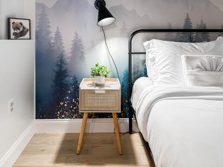 Მეორე საძინებელში არის კომფორტული ორადგილიანი საწოლი, რომელიც იდეალურია მშვიდი ღამის გასატარებლად. Ეს არის მყუდრო, მშვიდი სივრცე, სადაც სტუმრებს შეუძლიათ დაისვენონ და თავი ისე იგრძნონ, როგორც საკუთარ სახლში.