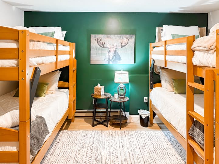 Ეს ღია სივრცე განკუთვნილია ოჯახებისთვის, რომლებშიც ორი გამძლე ორსართულიანი საწოლია, რომლებშიც კომფორტულად იძინებს ოთხ ბავშვამდე. Თბილი, სტუმართმოყვარეობა ახალგაზრდა სტუმრებისთვის სახალისო და დასასვენებელ სივრცედ აქცევს თავგადასავლების დღის შემდეგ განტვირთვისთვის.