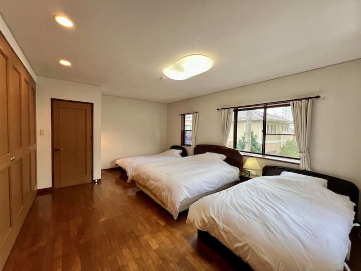 ห้องนอนที่ 2 บนชั้น 2: ผู้เข้าพักไม่เกิน 4 คน 

- เตียงควีนไซส์ 1 เตียง (ซิมมอนส์โครงเตียงและชุดที่นอน) 
- เตียงคู่ขนาดใหญ่ 1 หลัง 
- 1 เตียงเดี่ยว (โครงเตียงและชุดที่นอน Serta) 