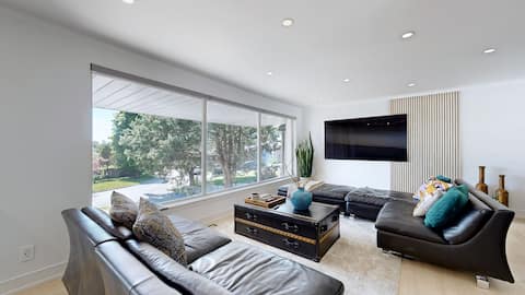Successful Airbnb property: Casa Meya – Toronto Poolhouse Villa in Don Valley East