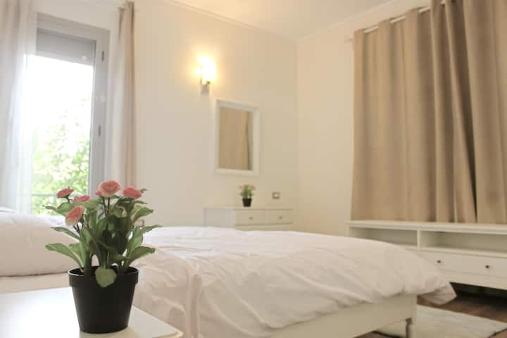 غرفة نوم مريحة مع إضاءة ناعمة وإطلالات على الحديقة. يتميز بسرير مريح وديكور أنيق وألوان محايدة مهدئة. مثالية لقضاء ليلة هادئة.

