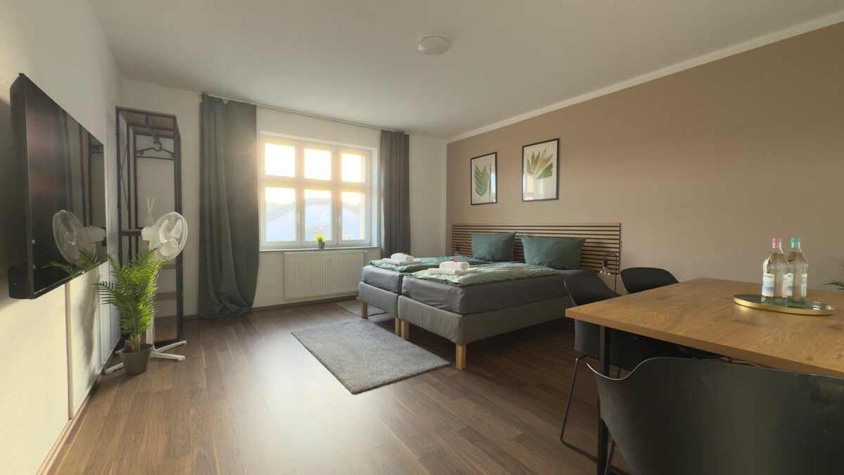 საძინებელი 2: 2 ერთადგილიანი საწოლი, სმარტ‑ტელევიზორი, ტანსაცმლის შესანახი ადგილი, სასადილო მაგიდა 