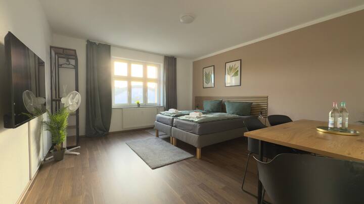 Dormitorio 2 con 2 camas individuales, televisor inteligente, lugar de almacenamiento para ropa, mesa de comedor 