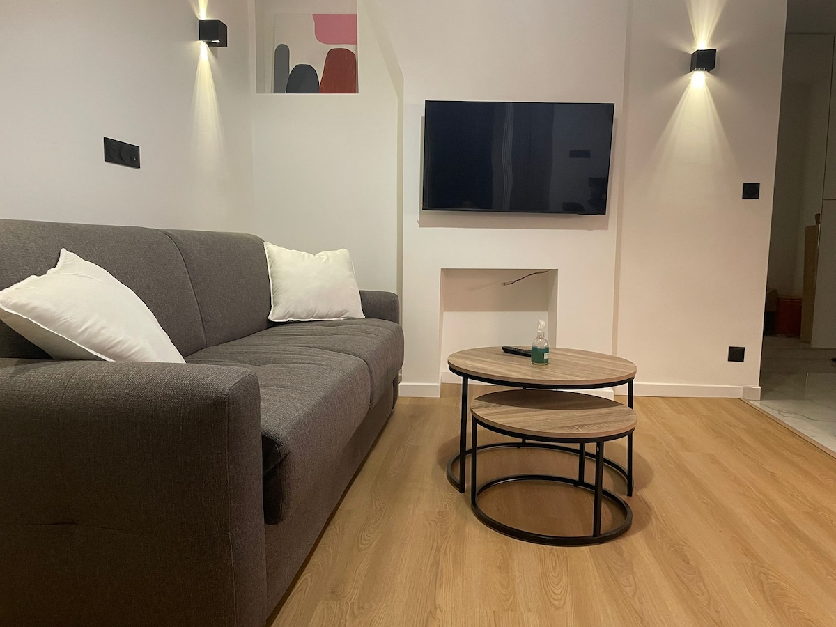 Successful Airbnb property: Stylish one-bedroom near Paris, 3 min to metro in Pantin