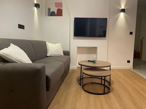 Successful Airbnb property: Stylish one-bedroom near Paris, 3 min to metro in Pantin
