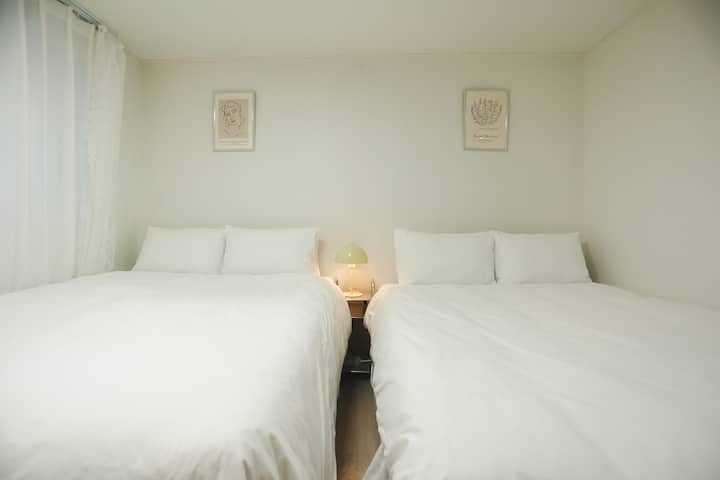 Line 2 Sillim Station | 3 Queen Beds | Hongdae, Gangnam